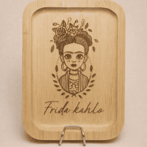 Tabla de madera grabada personalizada con diseño de ejemplo