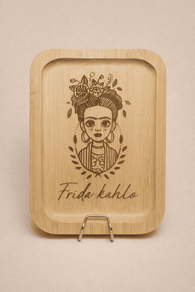 Tabla de madera grabada personalizada con diseño de ejemplo